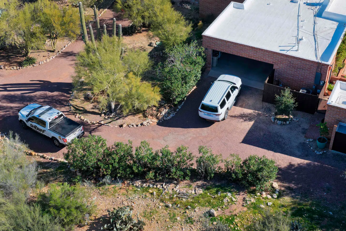 Nancy Guthrie boede ved byen Tucson i delstaten Arizona. Overvågningsvideoer har siden afsløret, at maskerede mænd befandt sig ved hendes hus den nat, hvor hun forsvandt.