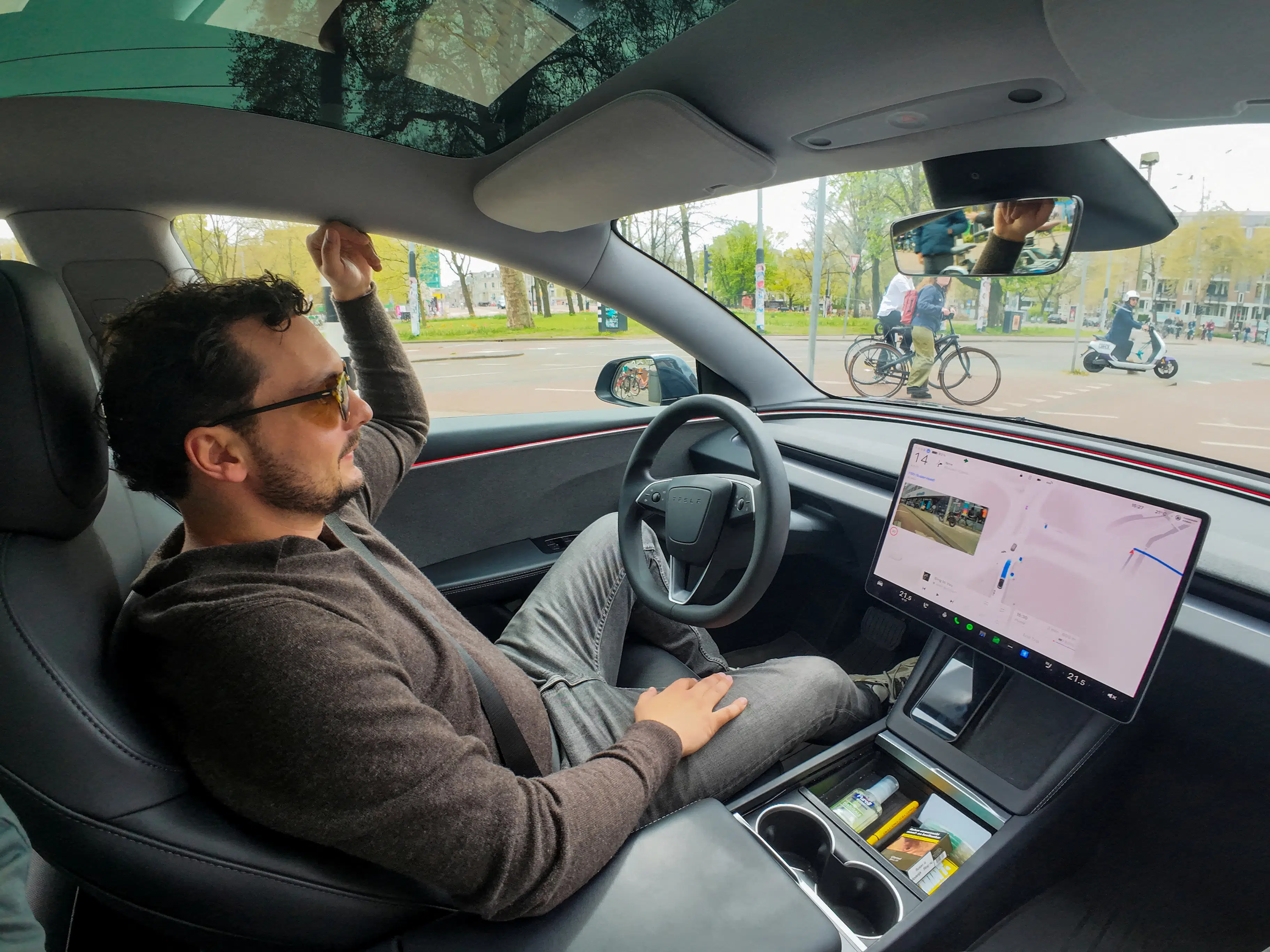 Kvinde dræbt af selvkørende Tesla – myndigheder undersøger