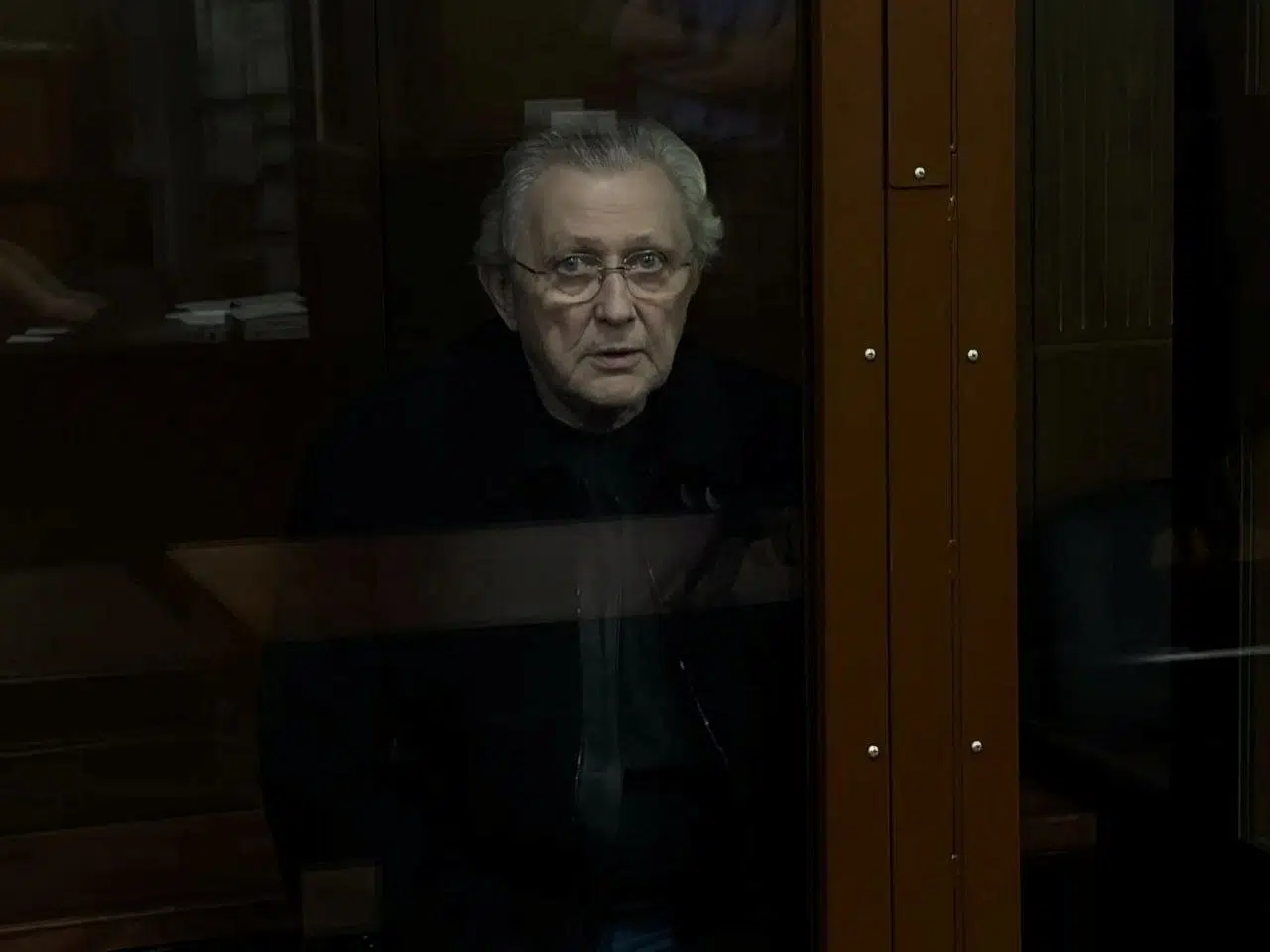 Han er en af få, der kender Putins lyssky fortid fra 1990erne. Nu er mafiaens »kassemester« pludselig anholdt