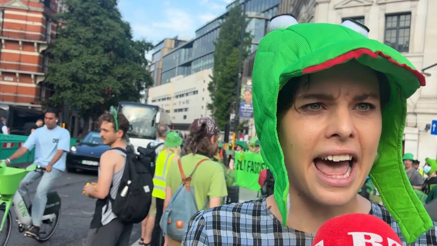Demonstranter i London råber kampråb imod en konservativ konference.