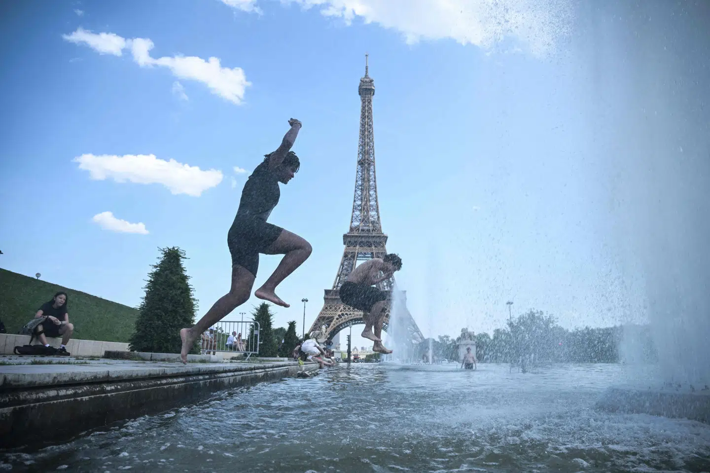 Folk bader i Paris under hedebølge.