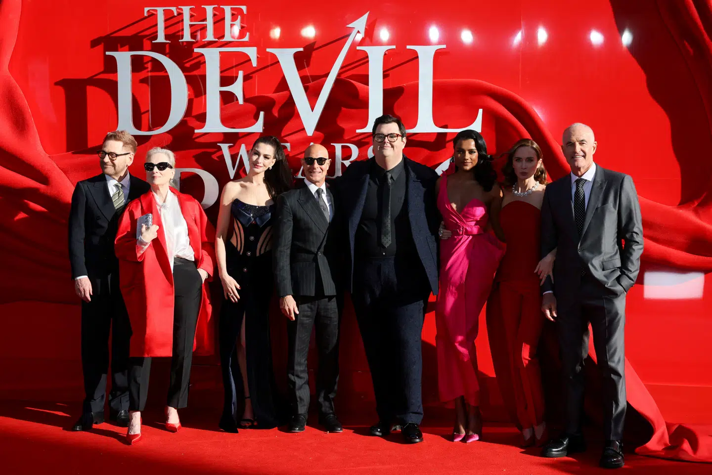 Anne Hathaway sammen med flere af øvrige medvirkende i 'The Devil Wears Prada 2': Kenneth Branagh, Meryl Streep, Anne Hathaway, Stanley Tucci, Caleb Hearon, Simone Ashley, Emily Blunt og David Frankel.