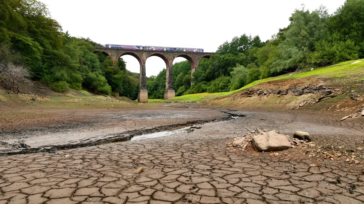 Et tømt vandreservoir i Edgworth i det nordvestlige England. Storbritannien er lige nu ramt af rekordhøje temperaturer.