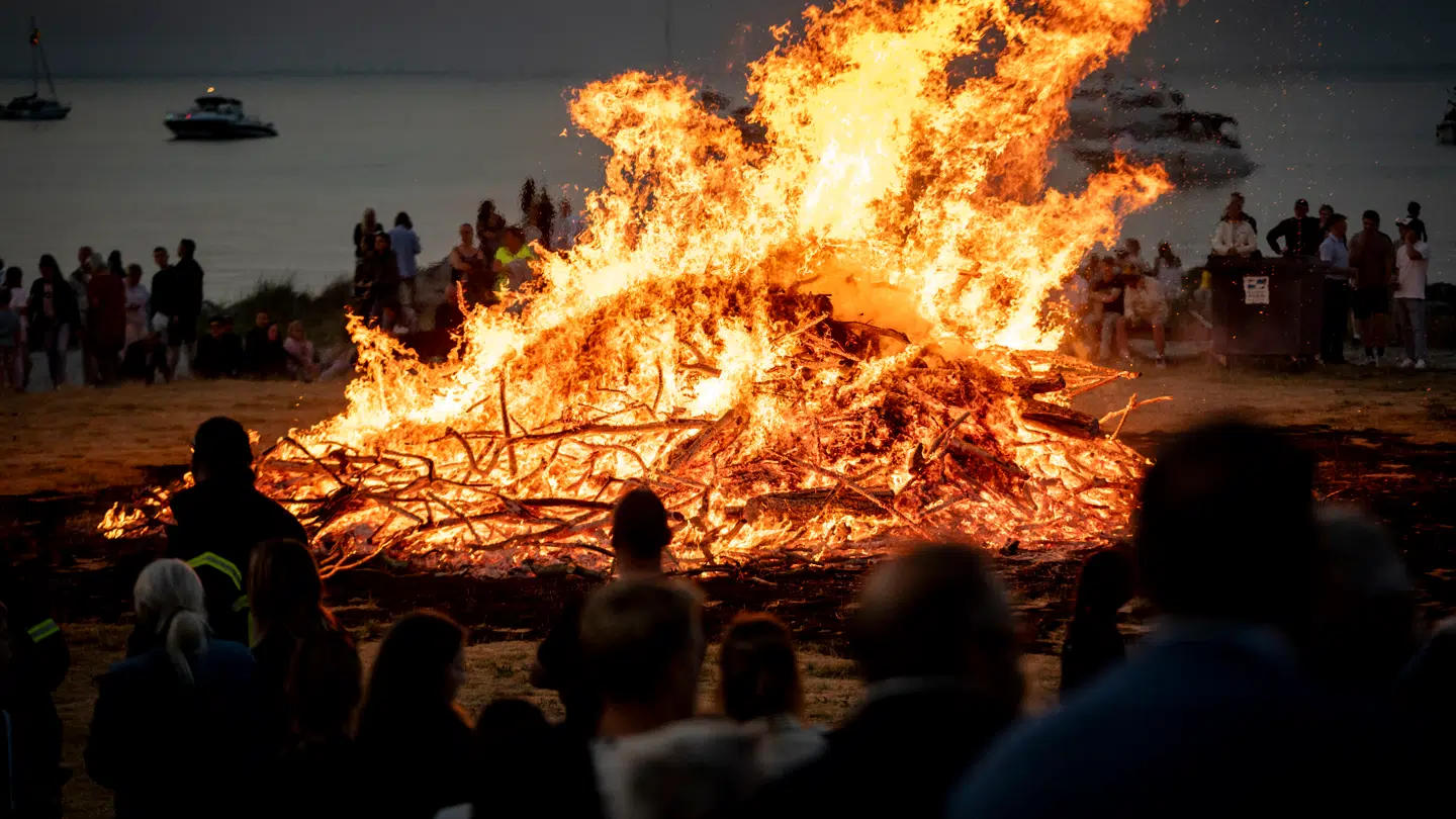 Arkivfoto. Trods varme og tørke er det lovligt at tænde Sankt Hans-bålet tirsdag aften.