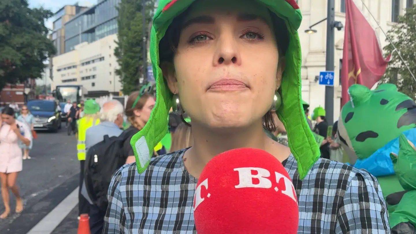 »Hey, hey fascist, hvordan sover du om natten?« råber demonstranter.