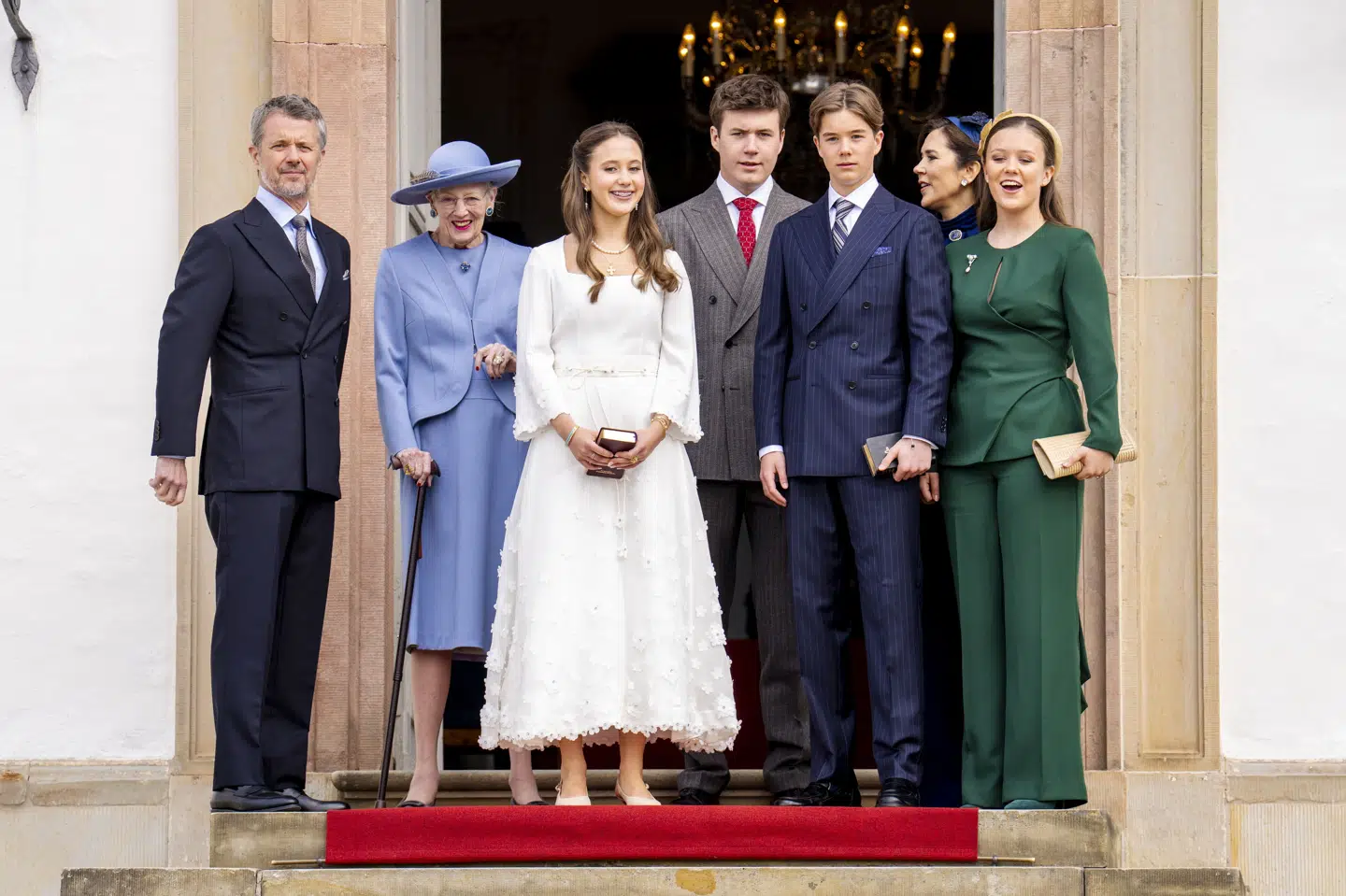 Kongefamilien, som her ses ved prins Vincents og prinsesse Josephines konfirmation i Fredensborg Slotskirke lørdag 18. april 2026, har fået for mange penge udbetalt sidste år, oplyser Statsministeriet.