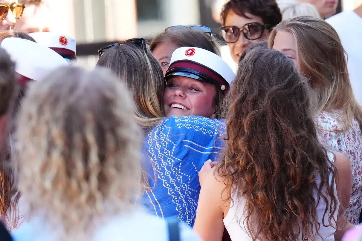 Kronprinsen gav prinsesse Isabella studenterhuen på