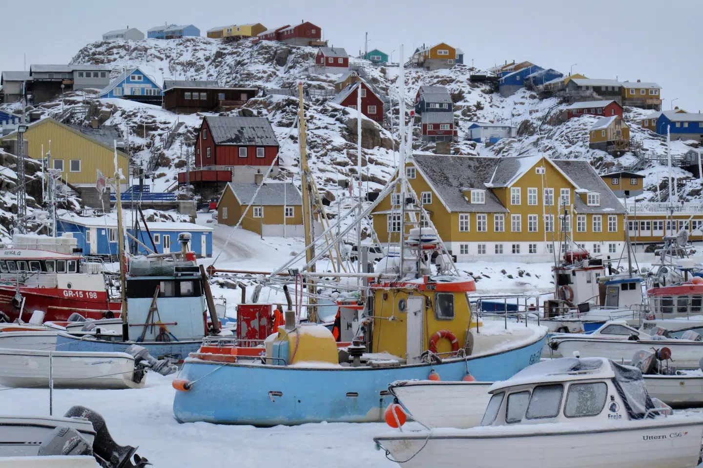 Fiskerbåde i havnen i byen Uummannaq, som denne uge har været ramt af brand i elværk. (Arkivfoto).