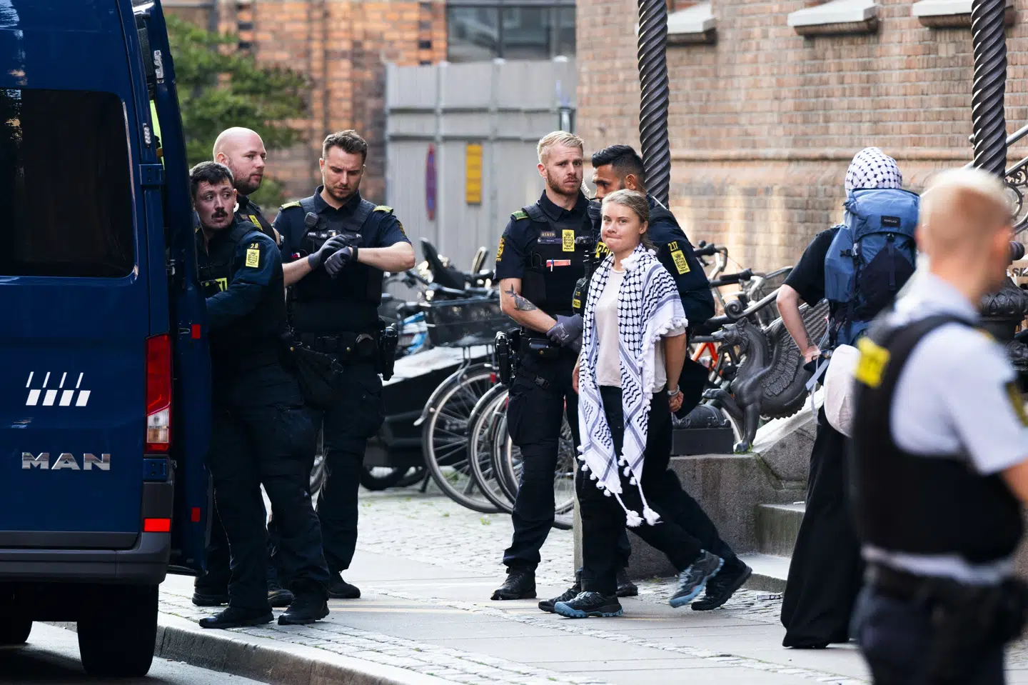 Den propalæstinensiske bevægelse Studerende mod Besættelsen stod bag en aktion 4. september 2024 på Københavns Universitet i Krystalgade. Blandt de anholdte var den svenske klimaaktivist Greta Thunberg, som onsdag skal for retten.