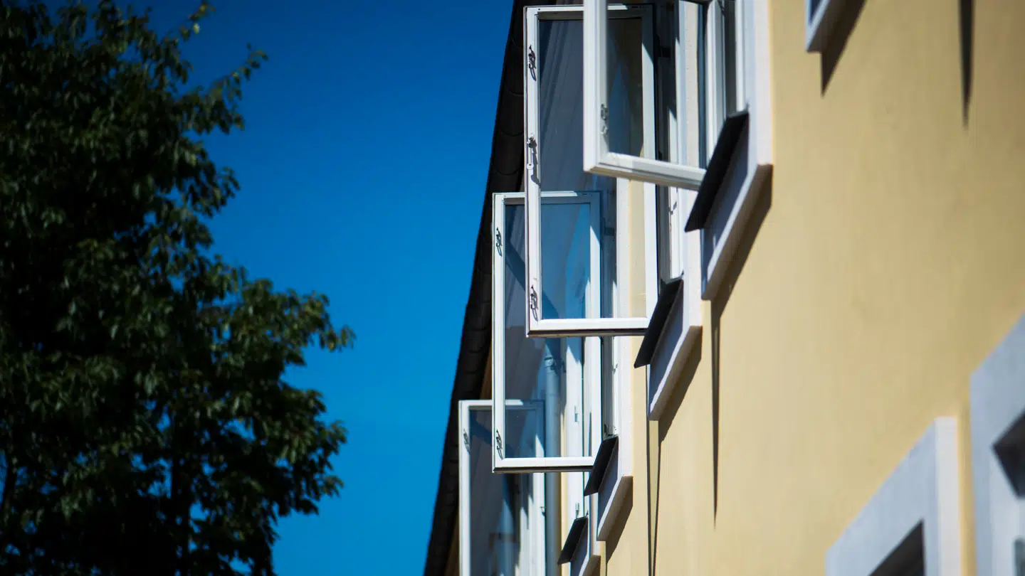 Åbne vinduer kan hjælpe i sommervarmen.
