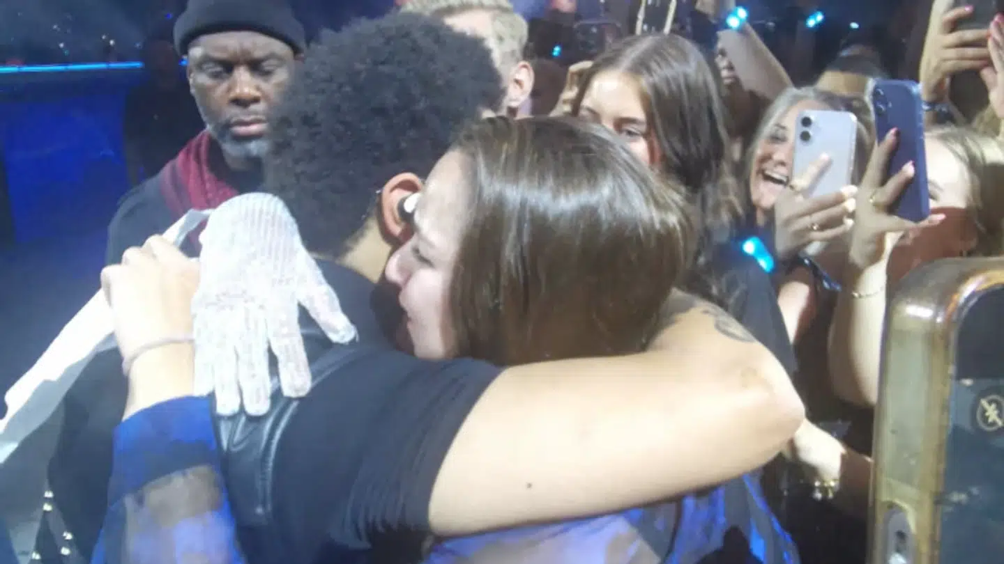 Isabella får et kram af The Weeknd.