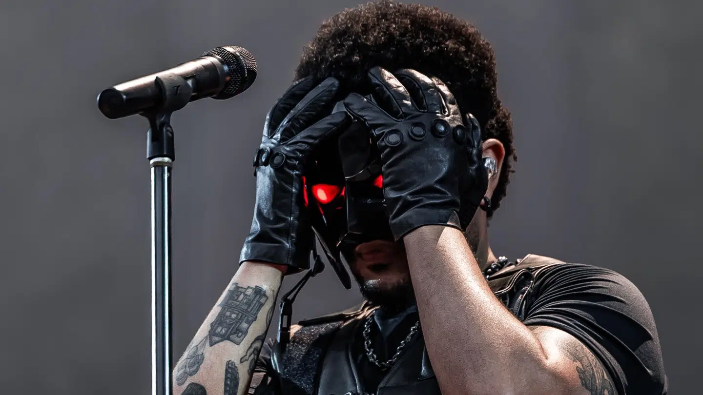 The Weeknd startede sit show i Parken gemt bag en maske.