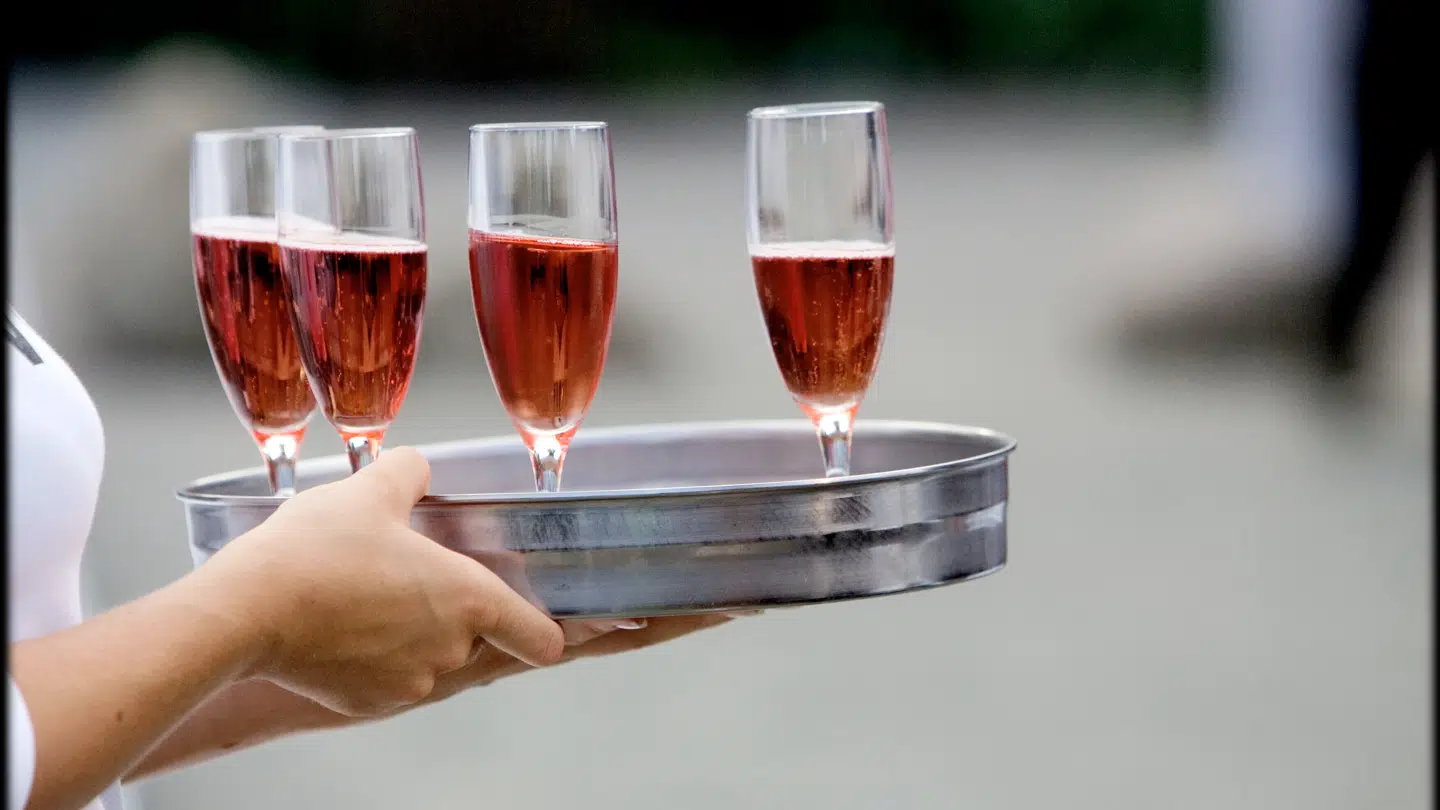(Arkiv) Salget af rosévin er fordoblet på grund af det varme og solrige vejr.