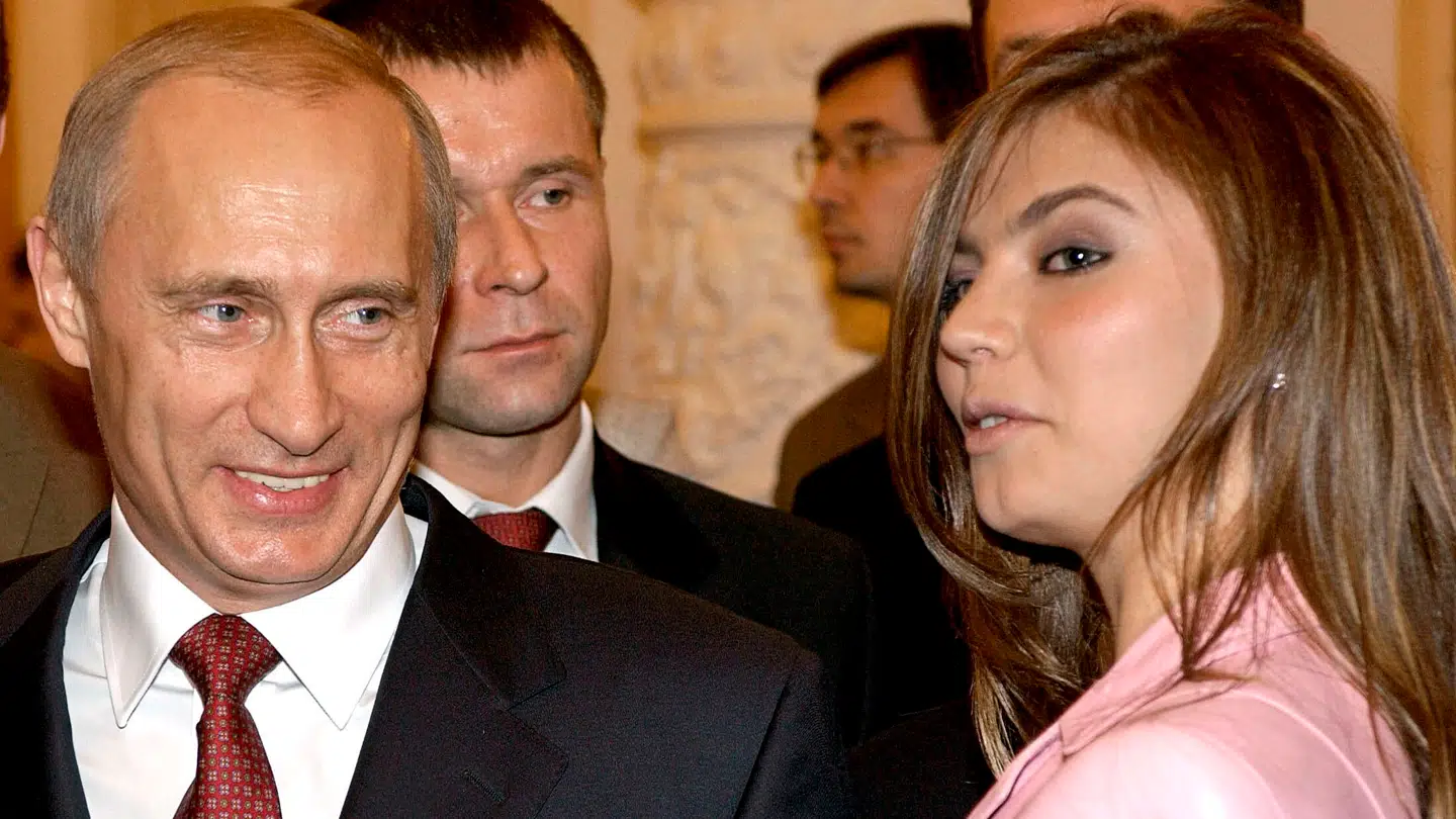 Vladimir Putin kigger på gymnasten Alina Kabaeva i 2004. Siden kom det frem, at de havde en affære og Putin blev skilt fra sin kone gennem mere end 30 år.