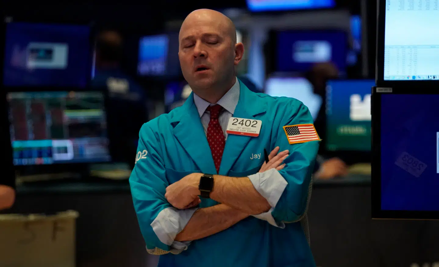 En børsmægler på Wall Street ses her efter aktierne i USA tilbage i marts 2020 dykkede voldsomt.