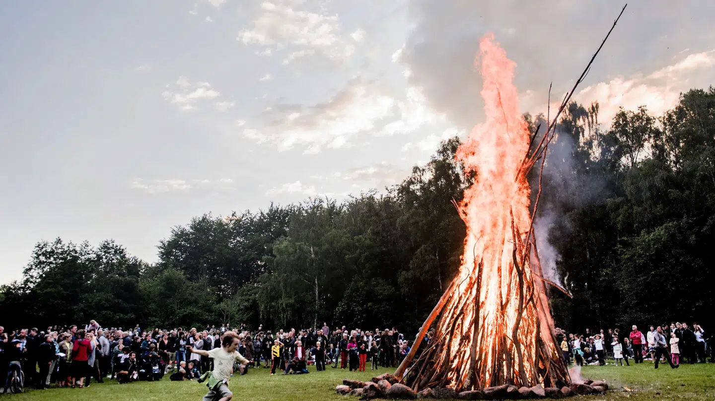 Sankt Hans-bål på engen i skoven ved Åløkkekvarteret i Odense i 2015.