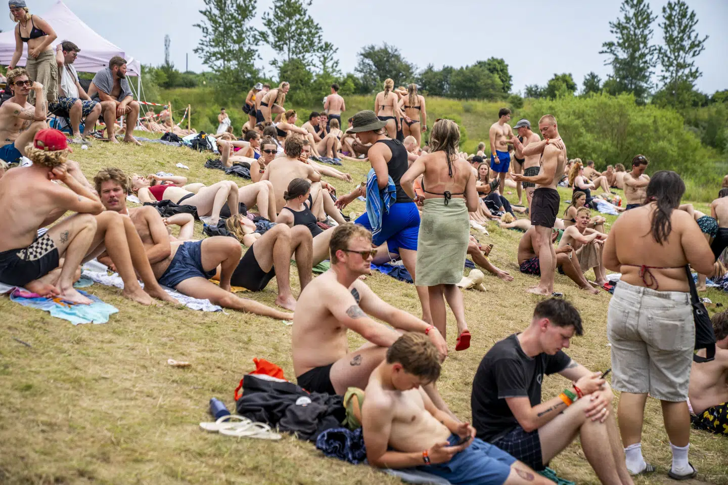 Det bliver med udsigten til hedebølge, at Roskilde Festival lørdag åbner dens campingområder. Varmen har tidligere år fået gæster til at hoppe i en sø i nærheden af festivalen. (arkivfoto).