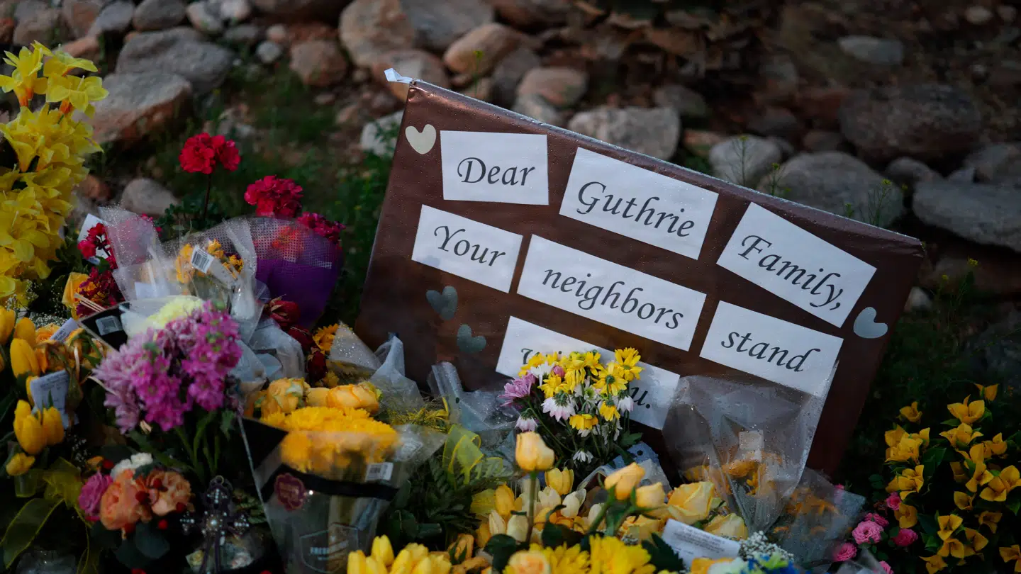Et hav af blomster og hilsner er lagt foran Nancy Guthries hjem i Tucson, Arizona, hvor hun tidligere på året forsvandt.