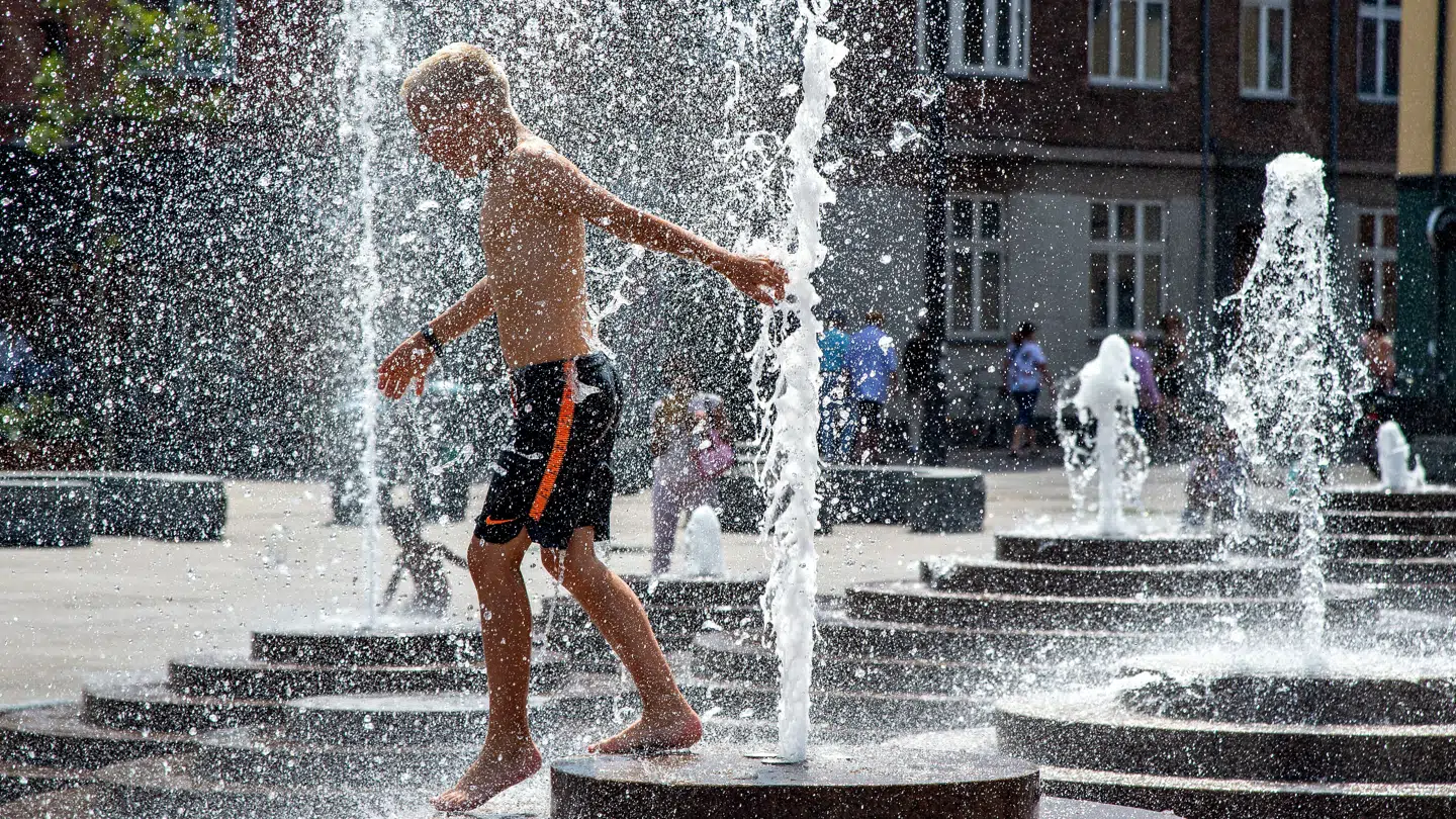 Der bliver al mulig grund til at køle sig ned de kommende dage, når temperaturerne nærmer sig 35 grader.