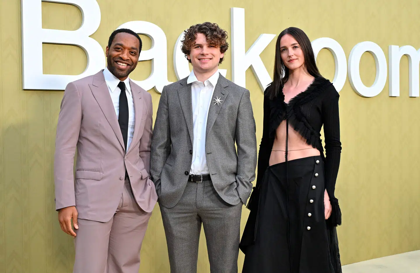 Skuespiller Chiwetel Ejiofor, instruktør Kane Parsons og skuespiller Renate Reinsve fra A24-filmen »Backrooms«.