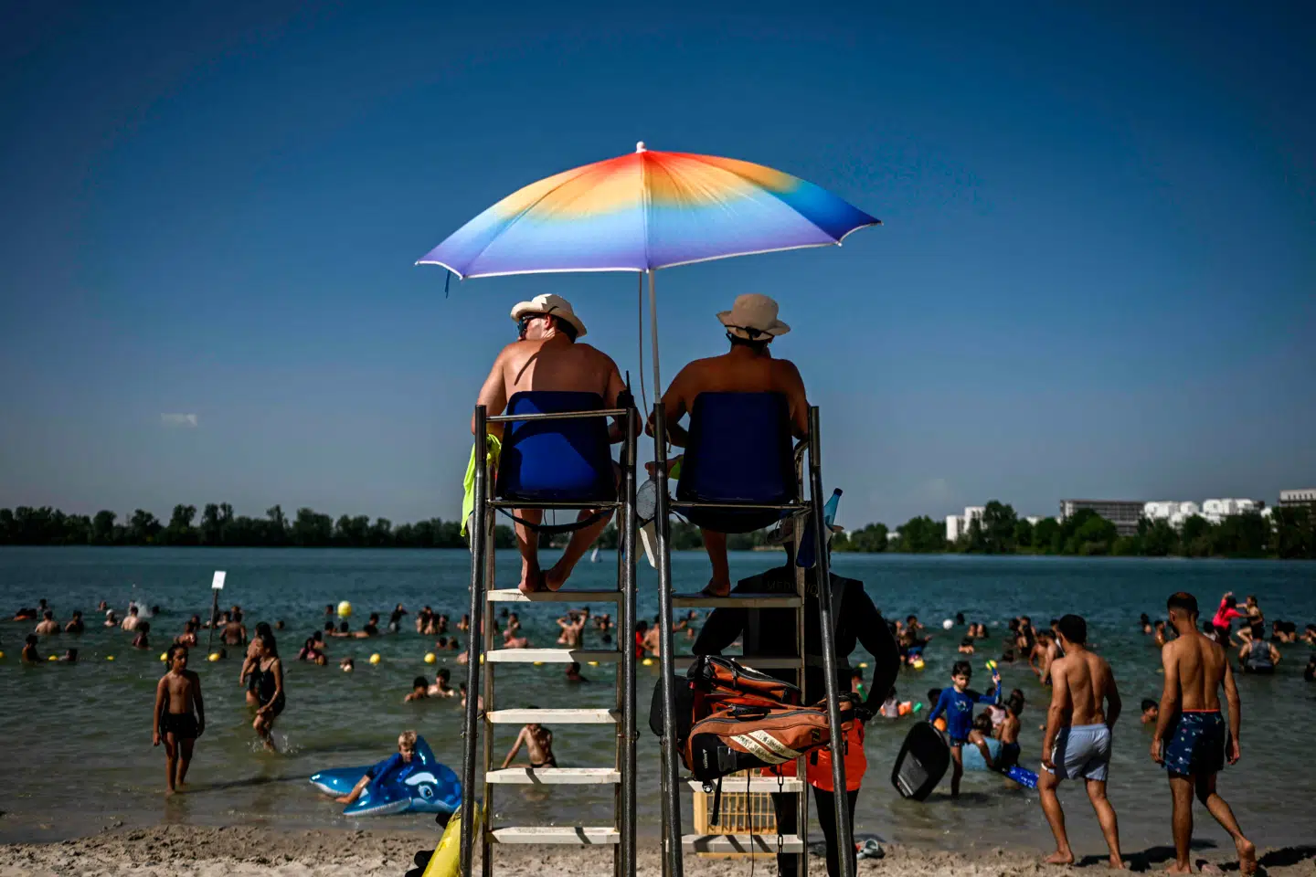 Livvagter på arbejde ved en sø i Bordeaux, hvor der tirsdag blev målt over 42 grader. 40 mennesker er døde ved drukning i Frankrig som følge af hedebølgen, sagde den franske premierminister tirsdag.