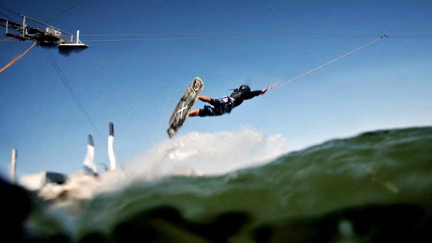 (Arkivfoto) I Copenhagen Cablepark kan man blandt andet prøve et wakeboarde, som vist på billedet.