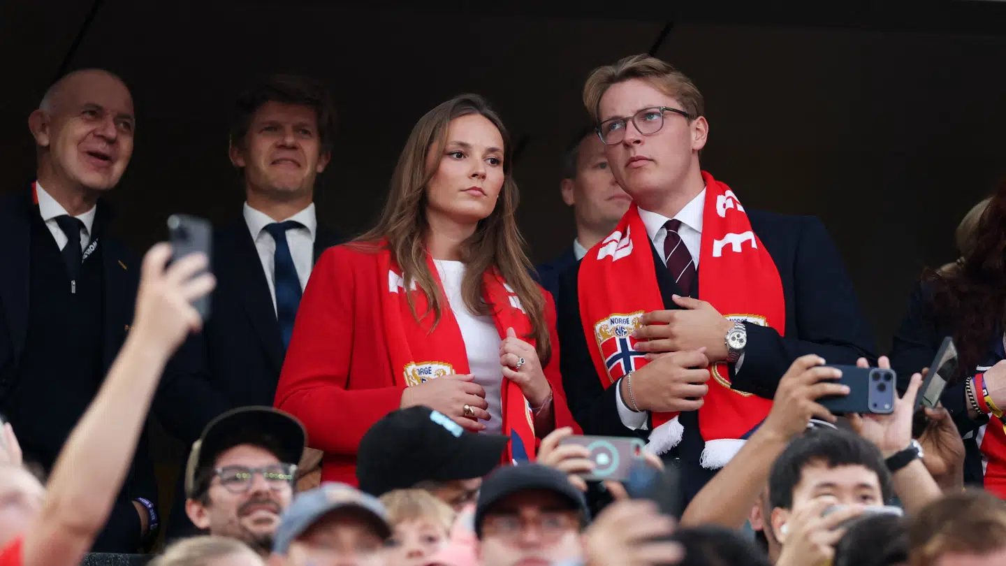 Den norske prinsesse Ingrid Alexandra og prins Sverre Magnus fotograferet under den norske landskamp natten til tirsdag.