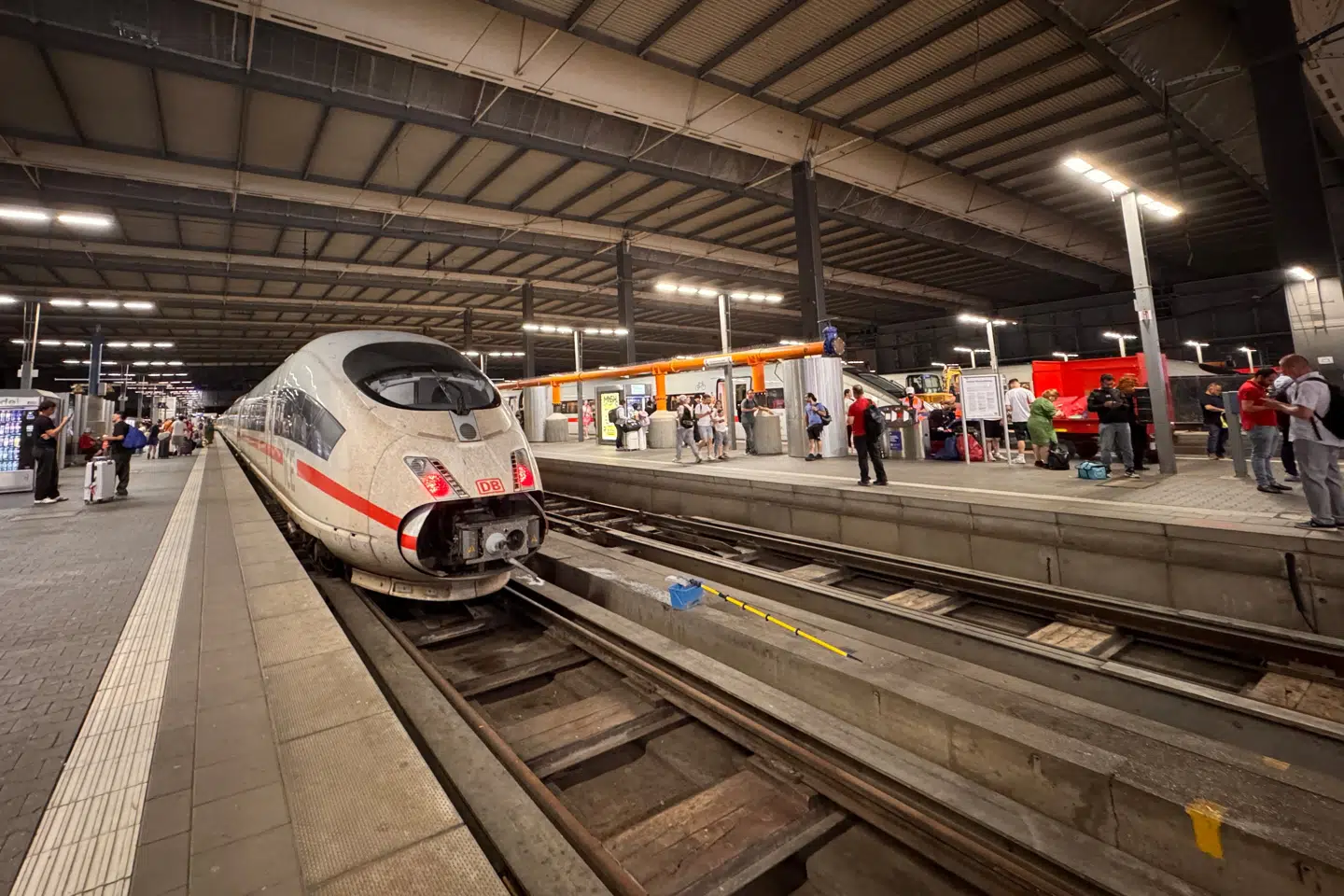 Tog holder stille på togstationen i München, efter at det tyske jernbaneselskab Deutsche Bahn har indstillet togtrafikken på tværs af landet efter en systemfejl.