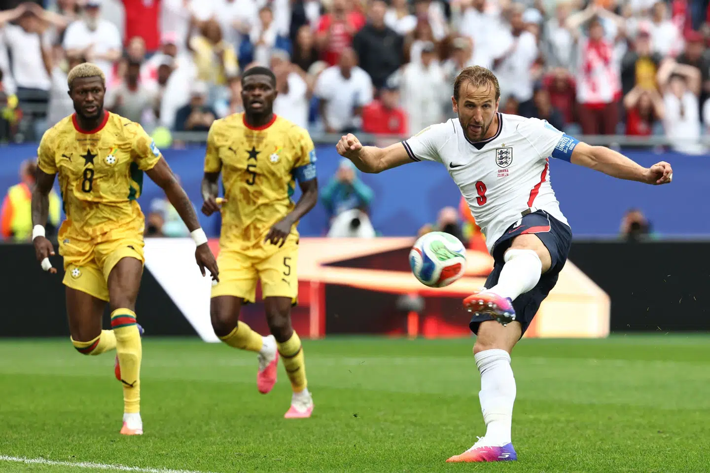 Harry Kane sparkede bolden over mål, da han fem minutter før slutfløjt fik en stor chance i Englands 0-0-kamp mod Ghana.