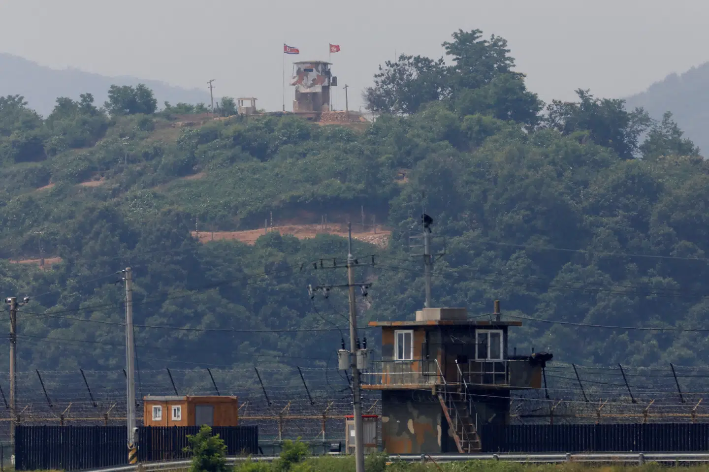 En nordkoreansk holder i juni 2020 vagt ved en vagtpost på den nordkoreanske side af grænsen mellem de to lande. (Arkivfoto).