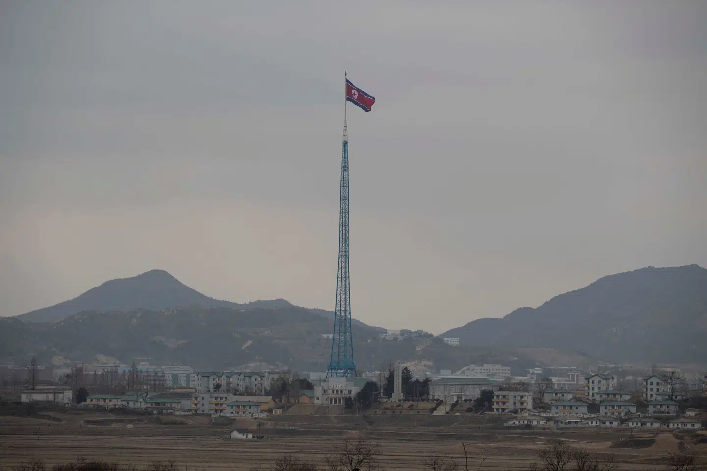 ARKIVFOTO af den nordkoreanske 'propagandaby' Gijungdong, der ligger inde på den nordkoreanske side af den demilitariserede zone.