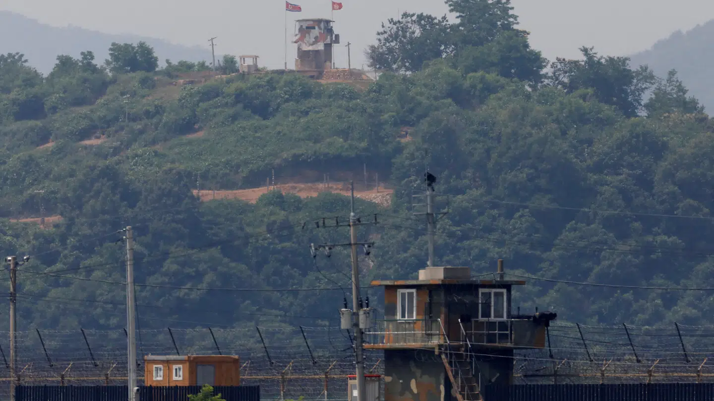ARKIVFOTO af den fire kilometer brede demilitariserede zone (DMZ) langs grænsen til Sydkorea.