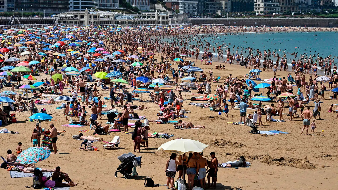 Folk er strømmet til stranden La Concha i byen San Sebastián under hedebølgen. Billedet her er fra i søndags.