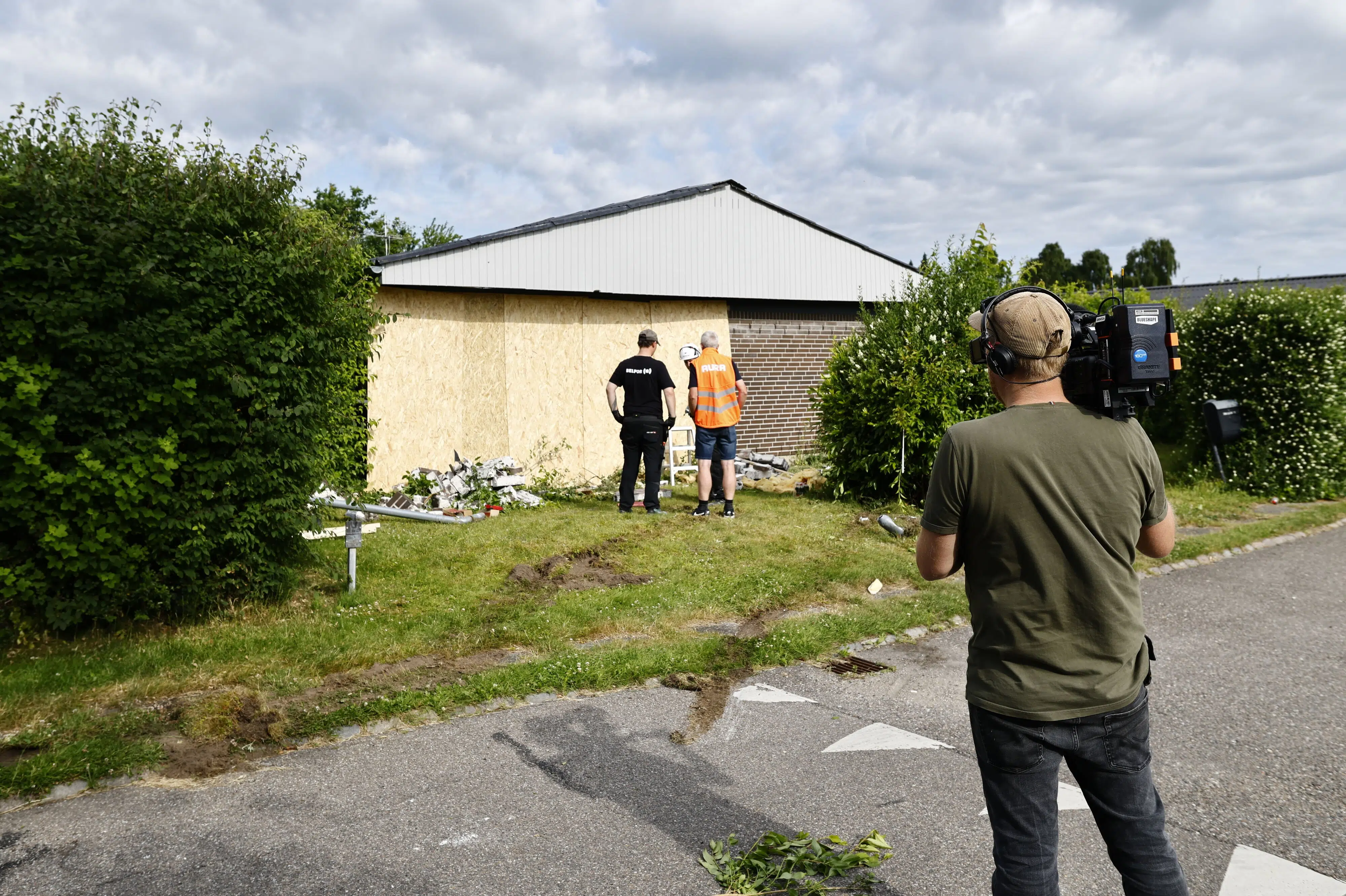 Personbil brager ind i parcelhus i Tilst – beboer mister livet