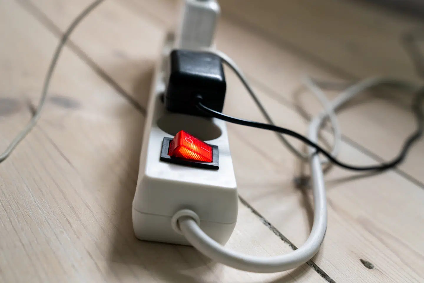 Den røde lampe blinker advarende på stikkontakterne onsdag aften, hvor det kan koste helt op omkring syv kroner pr. kilowatt-time i forbrug.