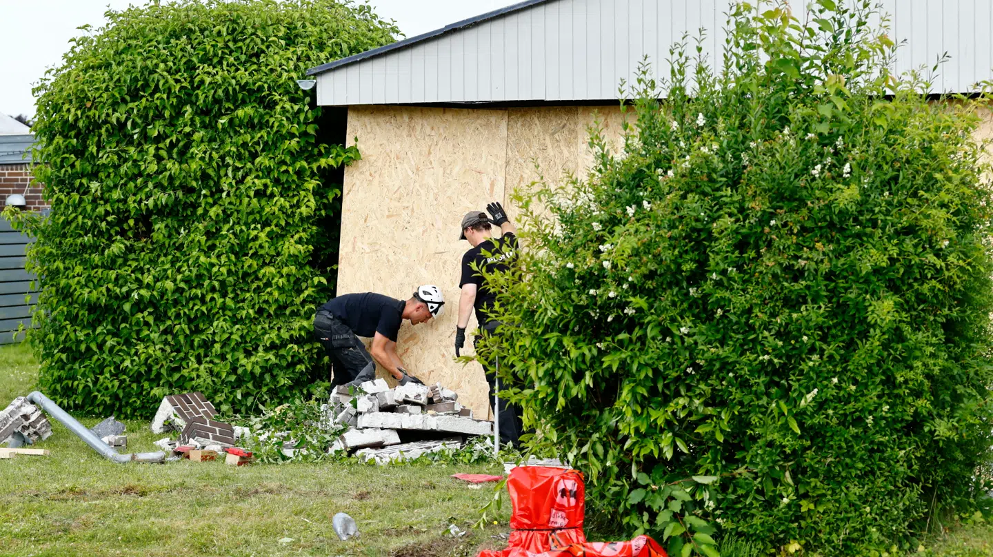 Der er sat plader op ved det sted, hvor flugtbilisten ramte huset.