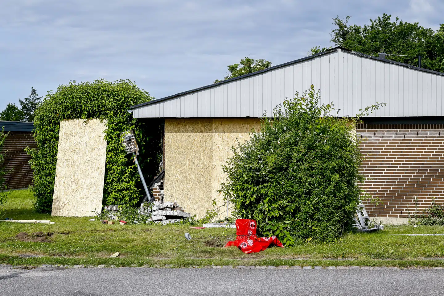 En personbil kørte sent tirsdag aften ind i et hus i Tilst. En 64-årig kvindelig beboer i huset har mistet livet.