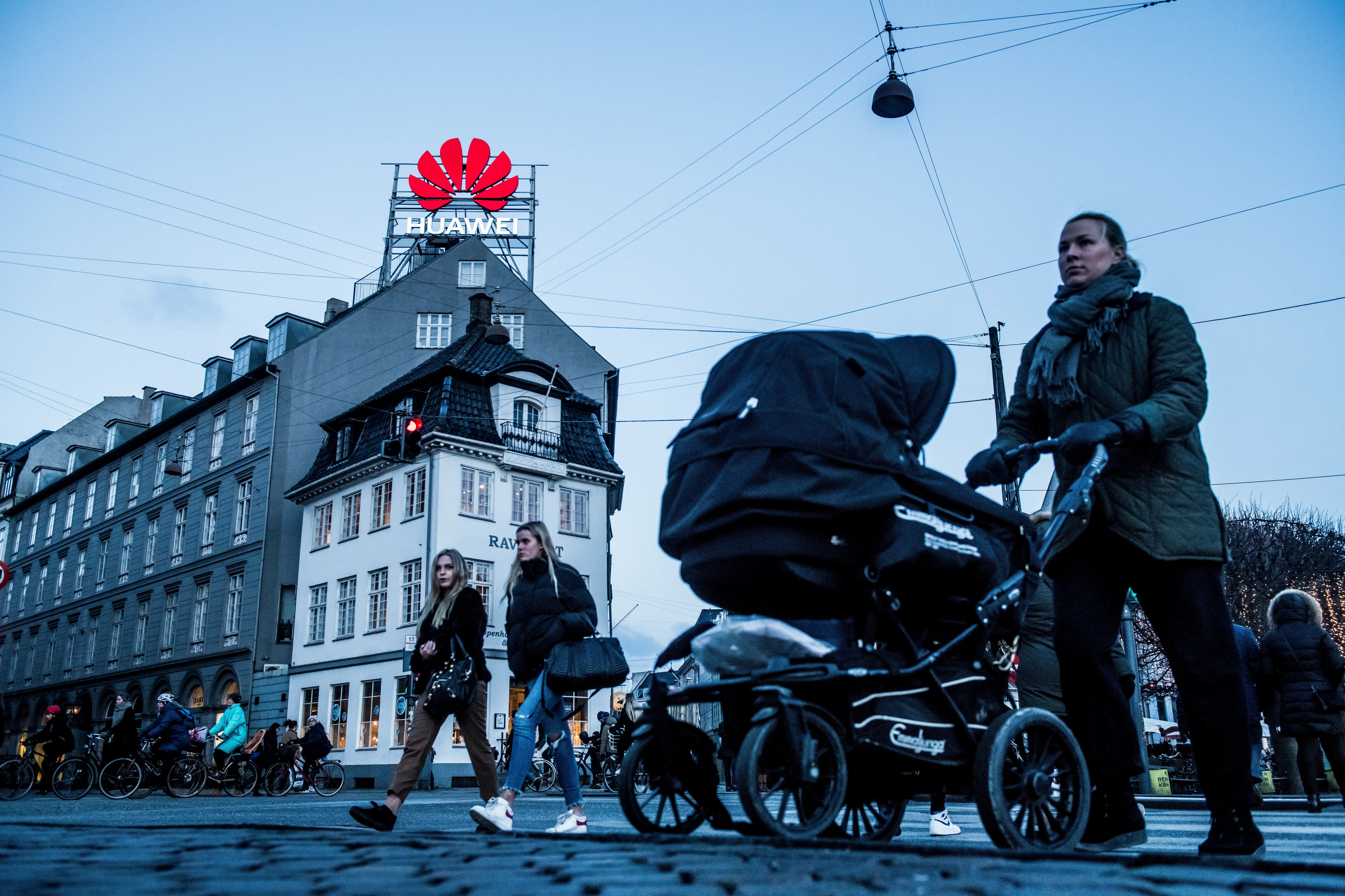 TDC får millionerstatning for at skulle fjerne Huawei-udstyr