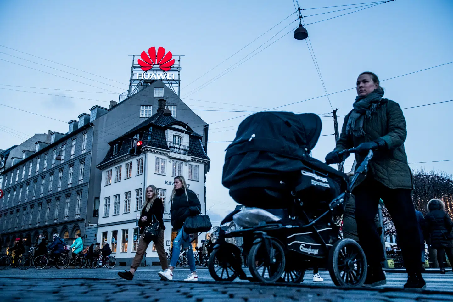 Den kinesiske mobilgigant Huawei var igennem mange år storleverandør af udstyr til TDCs (og 3s) danske netværk. I 2023 blev TDC af myndighederne pålagt at fjerne Huawei-udstyret senest ved udgangen af 2026.