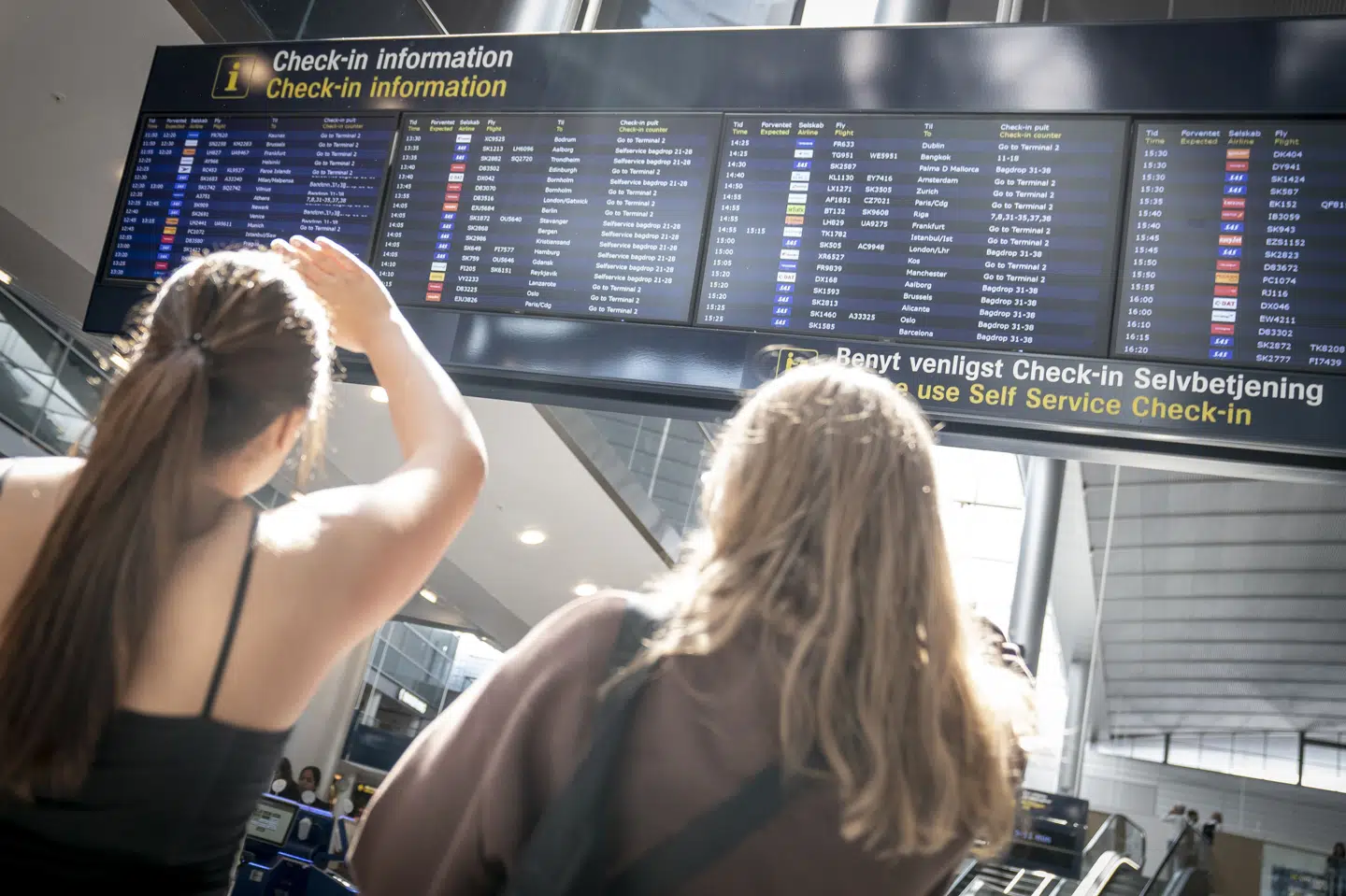 Flere end nogensinde ventes denne sommer at flyve fra Københavns Lufthavn. Flere teknologier giver håb for, at luftfarten i fremtiden kan blive klimaneutral - som el- og brintfly og bio- og elektrobrændstoffer.
Men som det ser ud nu, er teknologierne forholdsvist umodne, dyre og ressourcekrævende, lyder det fra Klimarådet. (Arkivfoto).