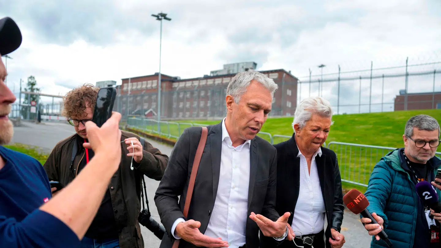 Ellen Holager Andenæs (nr. 2 fra højre) og Petar Sekulic (i midten), forsvarere for Marius Borg Høiby, bliver mødt af journalister, da de 15. juni forlader det fængsel, hvor kronprinsessens søn sidder varetægtsfængslet.