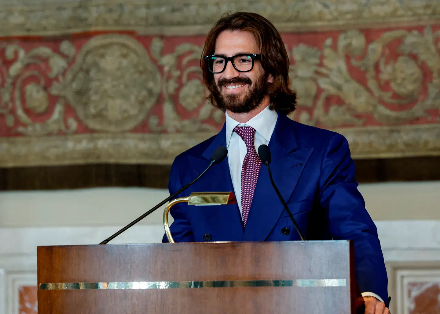 Leonardo Maria del Vecchio forsøger at købe sine to søskende ud af luksuskæden EssilorLuxottica, som ejer Ray-Ban.