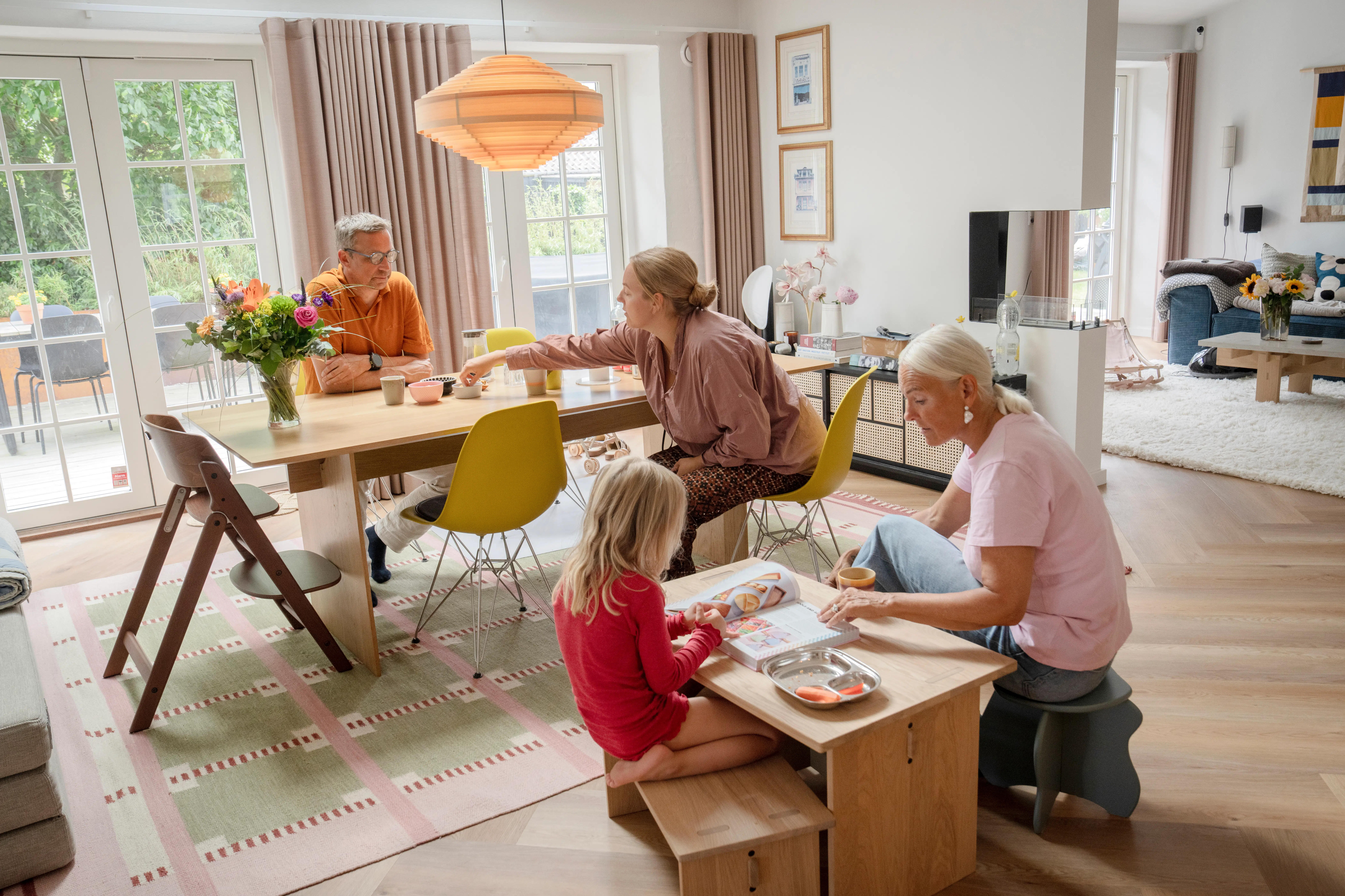 Familien Kuhn bor to generationer under samme tag: »Et mere meningsfuldt hamsterhjulsliv«