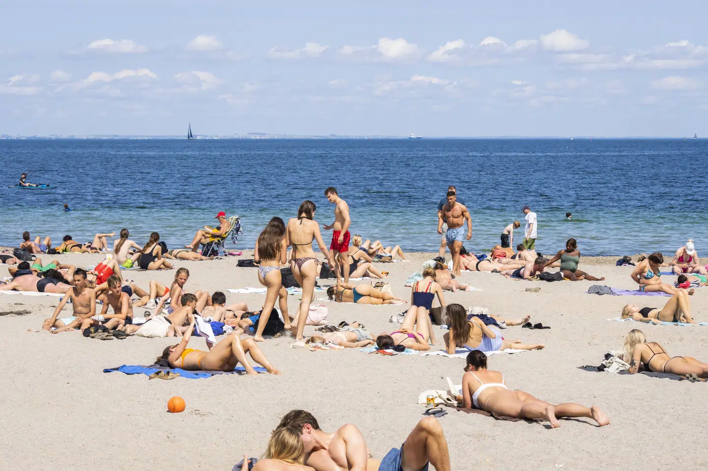 Der kan blive trængsel på de danske strande i weekenden, hvor temperaturen mange steder vil nå over 30 grader ifølge et nyt varsel fra DMI. (Arkivfoto).