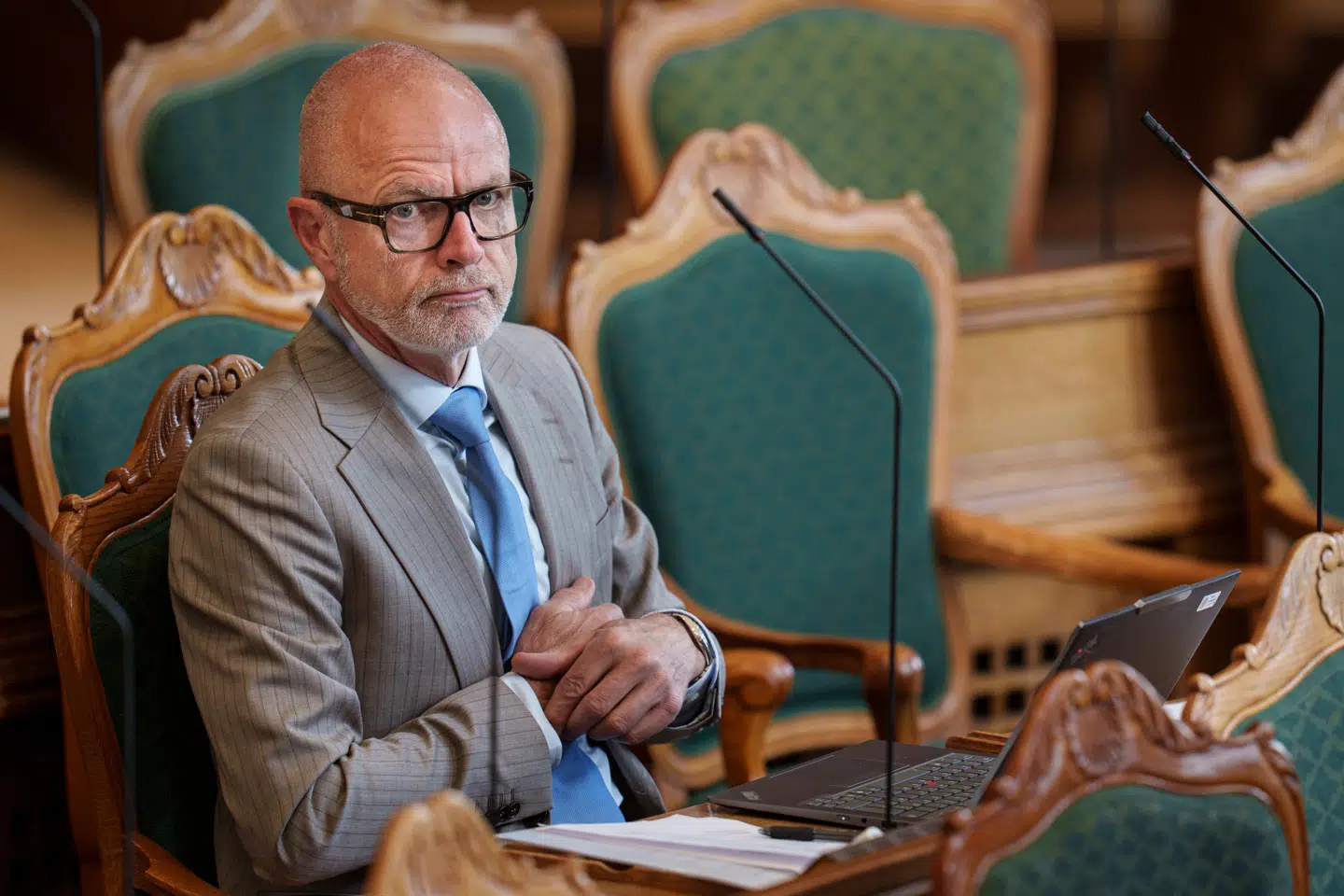 Den politiske kommunikation, som Allan Feldt (DF) praktiserede med delingen af et omdiskuteret Facebook-opslag, svækker flere normer, som det liberale demokrati bygger på, mener Lars Green Bach (R).