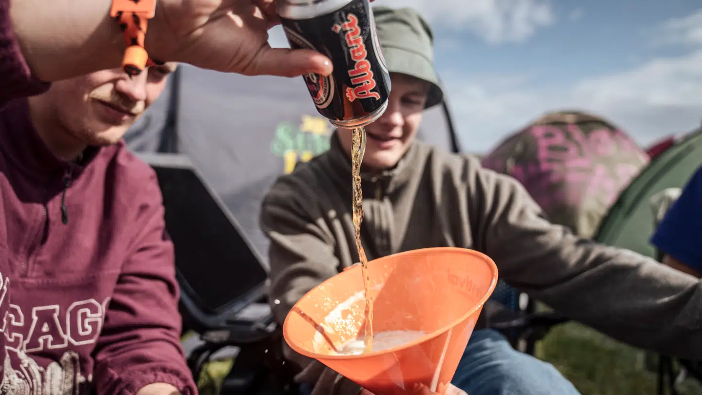 For mange er godt vejr lig med alkohol, men man skal stadig huske at drikke vand.