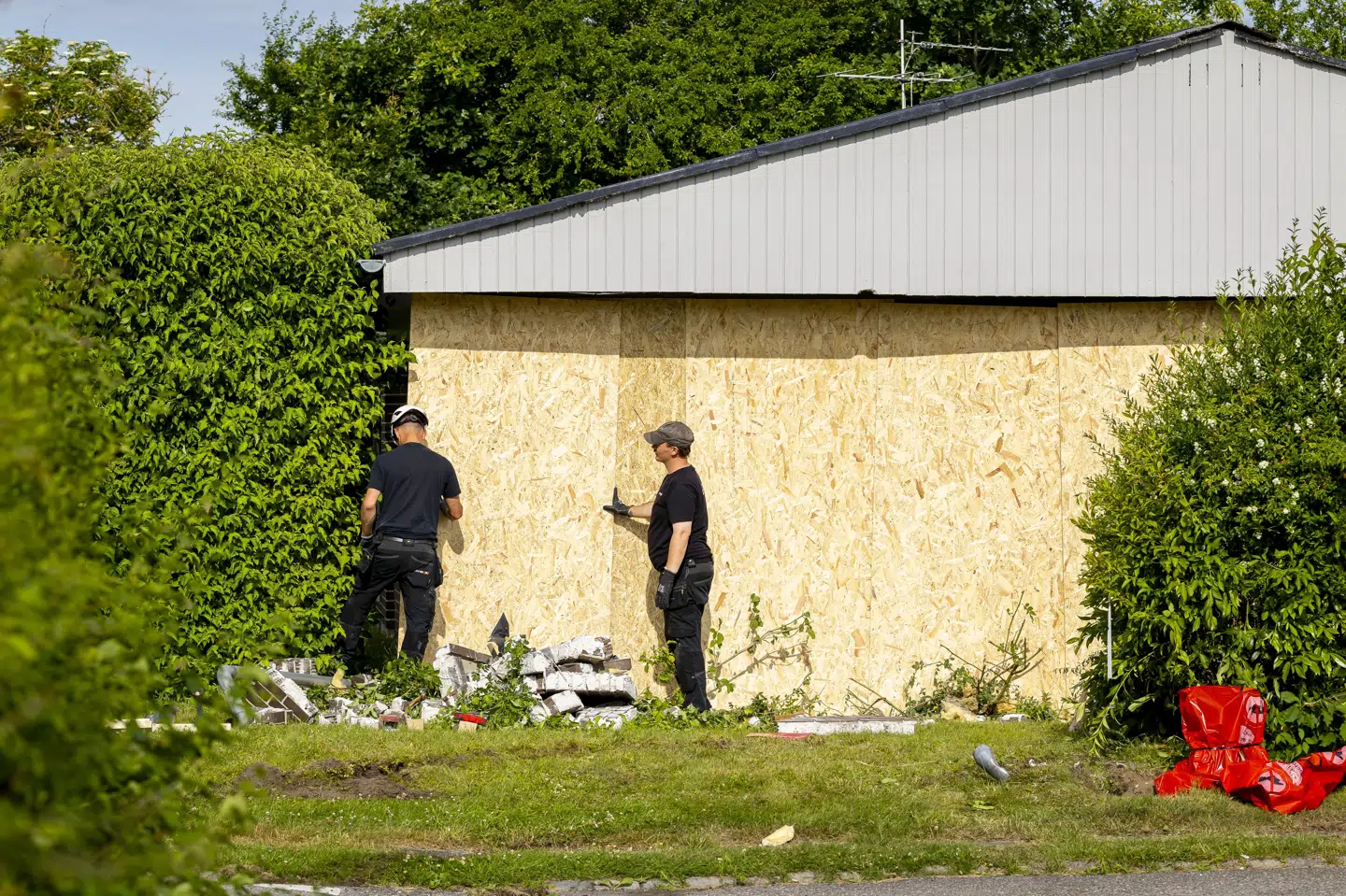 En personbil kørte sent tirsdag aften frontalt ind i et parcelhus i Tilst. En 64-årig kvinde afgik ved døden i ulykken.