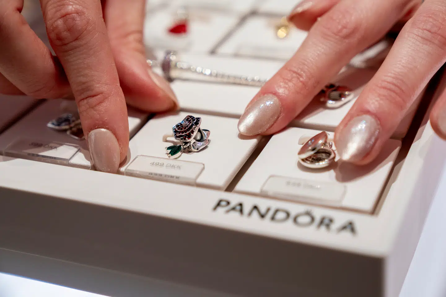 Pandora tjener milliarder på at sælge smykker verdenen over.