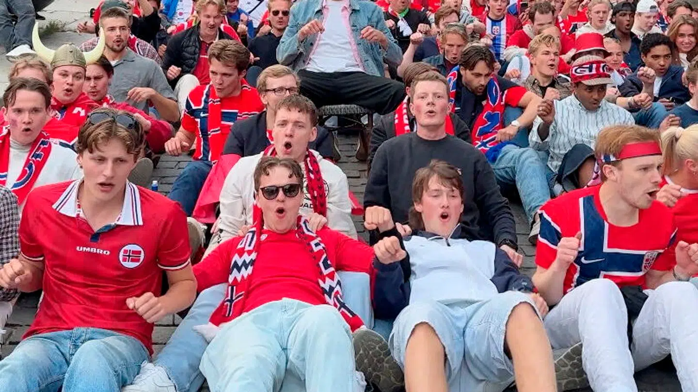 Norske fodboldfans roer lige nu verden over for at fejre deres fodboldhelte.