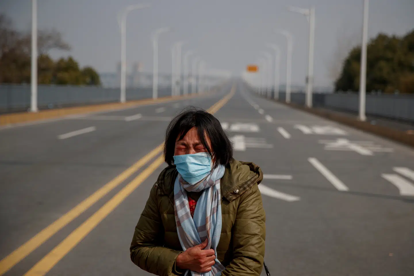 50-årige Lu Yuejin måtte i flere timer bønfalde politiet ved en kontrolpost på vej ud af den virusramte Hubei-provins, før hun og hendes leukæmi-syge datter fik lov til få adgang til et hospital i Jiangxi-provinsen. Thomas Peter/Reuters